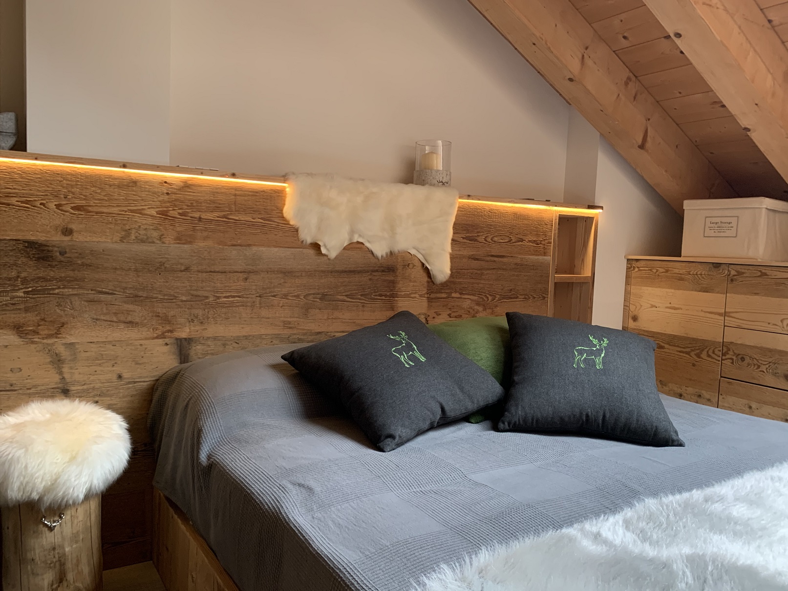 cuscini decorativi ricamati a scelta su letto di chalet