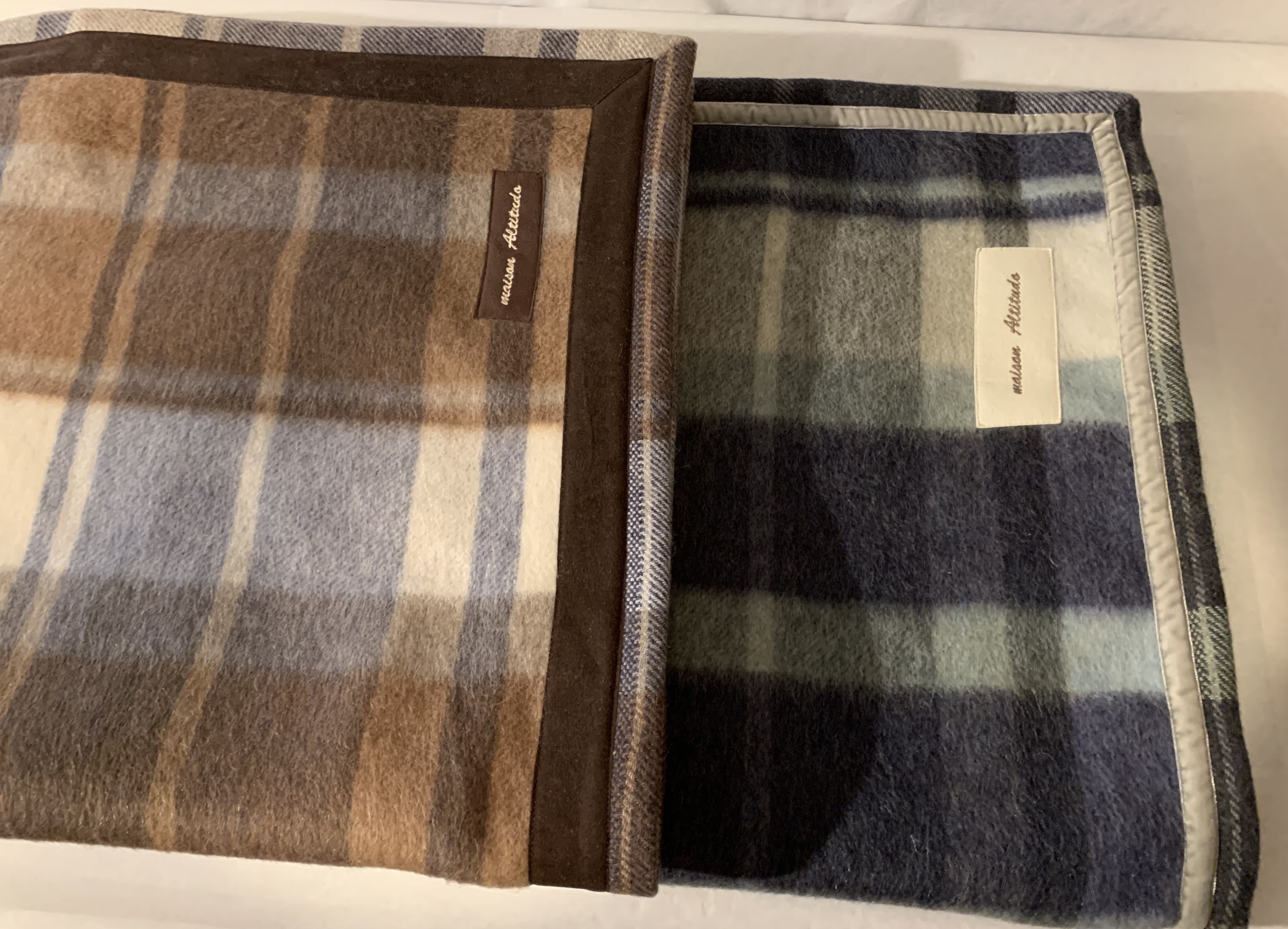 soffici coperte di lana a quadri, toni del marrone beige e del blu verde