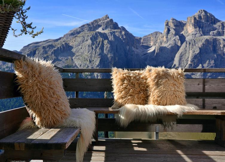 cuscini di montone ecologico su terrazzo di un rifugio di montagna e pelle di montone bianco