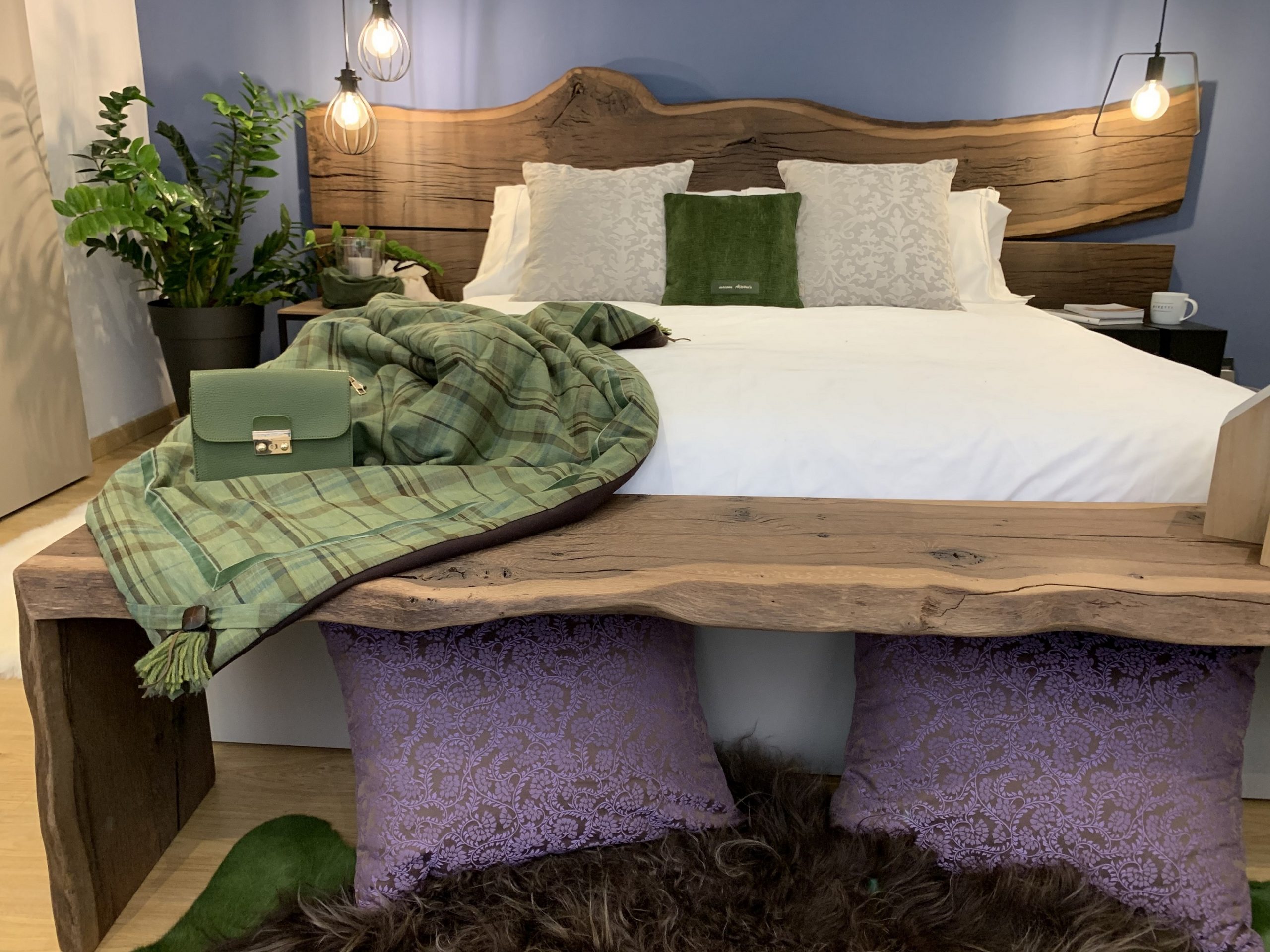 letto in rovere termocotto, runner imbottito quadro verde e marrone, morbidi cuscini damascati grigio perla e di velluto verde